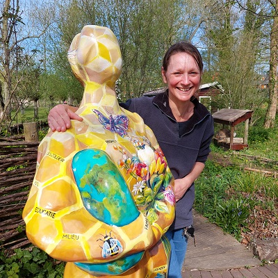 Goudse Iconenbeeld bij Kinderboerderij met beheerder Sandra Harkes